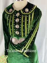 Load image into Gallery viewer, Round Collar Pin Tuck with Round Buttons
